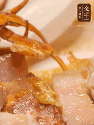 顏色變紅時(shí)，放蔥結(jié)、姜片煸香，再放咸肉、茭白、毛豆翻炒