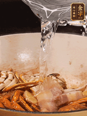 加料酒/花雕酒去腥，加入開水燜10分鐘左右