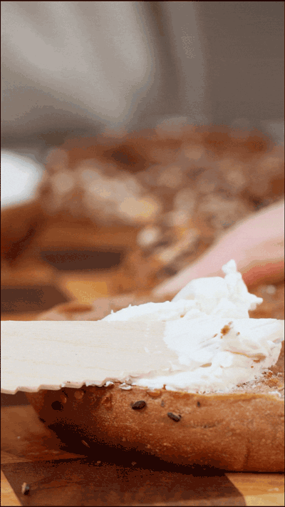 貝果在烤箱中180度復(fù)烤5分鐘，涂上芝士