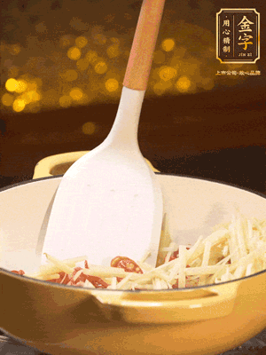 再放嫩姜絲，翻炒出姜絲的辣味