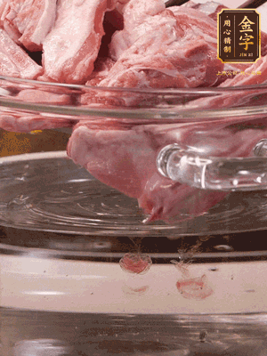 羊排清水洗凈，冷水浸泡30分鐘-2個小時，去除血沫。冷水下鍋，小火加熱析出血水后洗凈備用