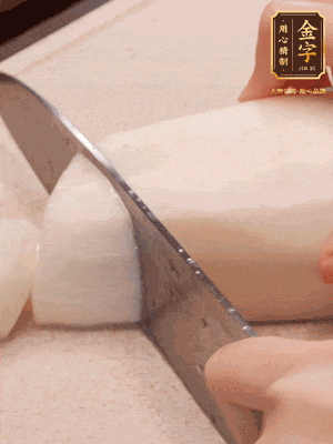 蘿卜削皮，切成滾刀塊