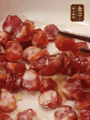 砂鍋熱油，下姜絲、香腸煸香