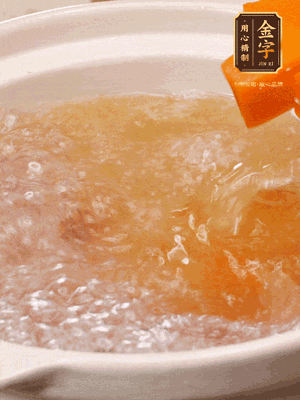 倒入開水、南瓜塊、南瓜泥中火煮5分鐘