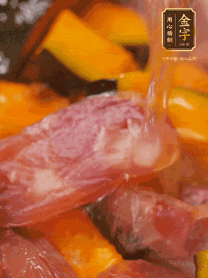 下香腸，倒沒(méi)過(guò)南瓜的水，加1/2勺鹽、1/2勺白糖、1勺蠔油燜8分鐘