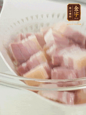 金字淡咸肉、排骨分別加料酒、蔥、姜冷水下鍋焯水，水開撇去浮沫撈出。