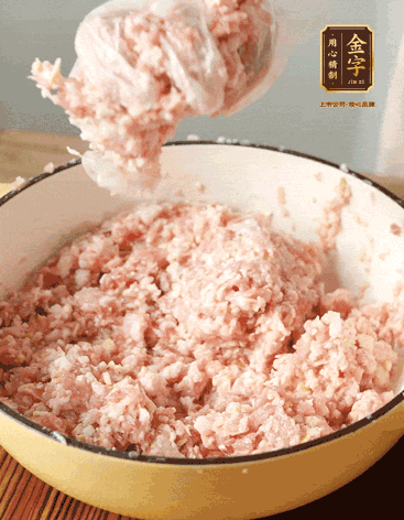 肉丁、咸肉丁、一丟丟鹽、料酒拌勻，反復摔打上勁。接著加入1兩蔥姜水，反復拌勻摔打上勁。前后共加3遍。3遍后筍丁，接著反復摔打上勁。最后加入1個蛋清、3茶匙生粉拌勻摔打上勁