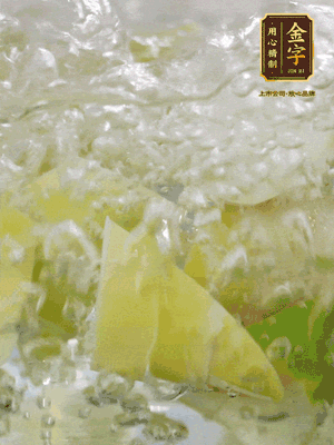 春筍沿著外皮豎著淺劃一刀，剝下外殼，切掉尾部的老根，切滾刀塊。簡單焯水去澀味。