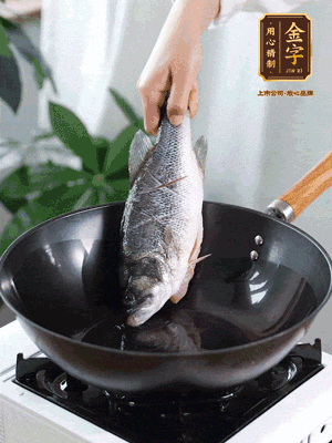 熱油，加1大勺豬油、姜片，再下鱸魚，煎至定型后翻面。（加點豬油，燉出的魚湯更容易變?yōu)榍逅哪贪咨?。?>
					</div>
					<span>步驟 3/6</span>
					<p>熱油，加1大勺豬油、姜片，再下鱸魚，煎至定型后翻面。（加點豬油，燉出的魚湯更容易變?yōu)榍逅哪贪咨＃?/p>
				</li><li>
					<div   id=