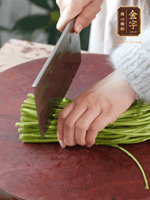 正嫩的藜蒿，掐頭去除根部，切小段