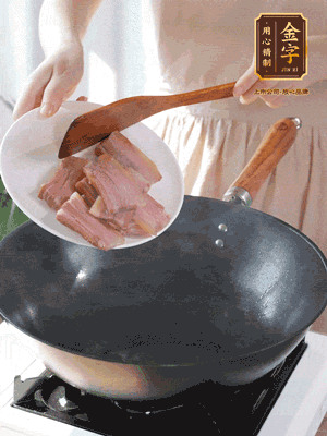 豬油熱鍋，下咸肉煸香，再下蔥姜提鮮