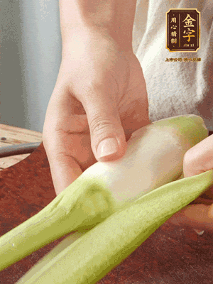 茭白去皮切絲，下鍋稍稍汆燙一下瀝干。