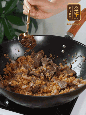 下拌好的米飯炒散，加一大勺XO醬