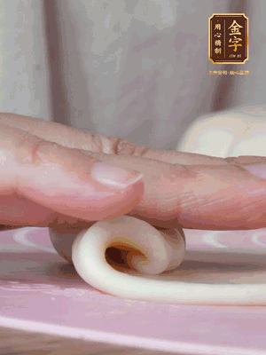 做面劑 油皮按扁，中間包入一個(gè)油酥，邊緣收緊捏死。包好的面劑按扁，用搟面杖搟壓成橢圓形。從底部向上卷成筒狀，用保鮮膜蓋好松弛15分鐘，再把筒狀縱向搟壓成長條狀。再卷一次，松弛20分鐘