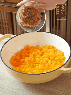 加火腿絲拌均，分成37g一個(gè)餡料，冷凍30分鐘