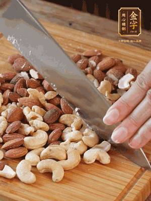 熟堅(jiān)果切成大顆粒，加入杏仁片、白芝麻、火腿絲、熟糯米粉、玫瑰花醬、花生油、水怡攪拌均勻，捏成52g一個(gè)的小球