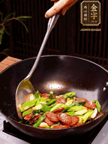 油熱下香腸炒至兩面微焦，下姜蒜、干辣椒、小米椒碎爆香