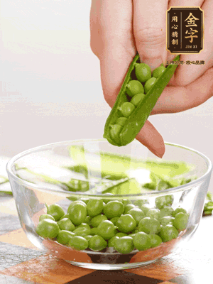 處理食材，藕切片，豌豆剝殼，菱角剝殼， 依次焯水