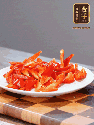 藕帶洗凈，斜切成小段備用、姜切絲、蒜切片、辣椒斜切，再切少許蒜