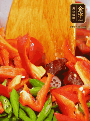 油熱后放入蒜末，下醬油肉煸香