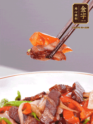 下藕帶、青紅辣椒翻炒均勻