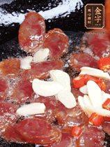 香腸煸香，加大蒜、小米辣增加香味