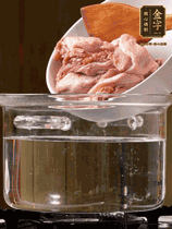 麻鴨切塊，冷水下鍋，加蔥姜、料酒焯水。撈出溫水洗凈