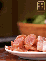 金字咸肉、金字香腸煮熟。咸肉切條、香腸切片備用。