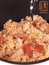 一起放入電飯鍋，加入剛好沒過食材的水。