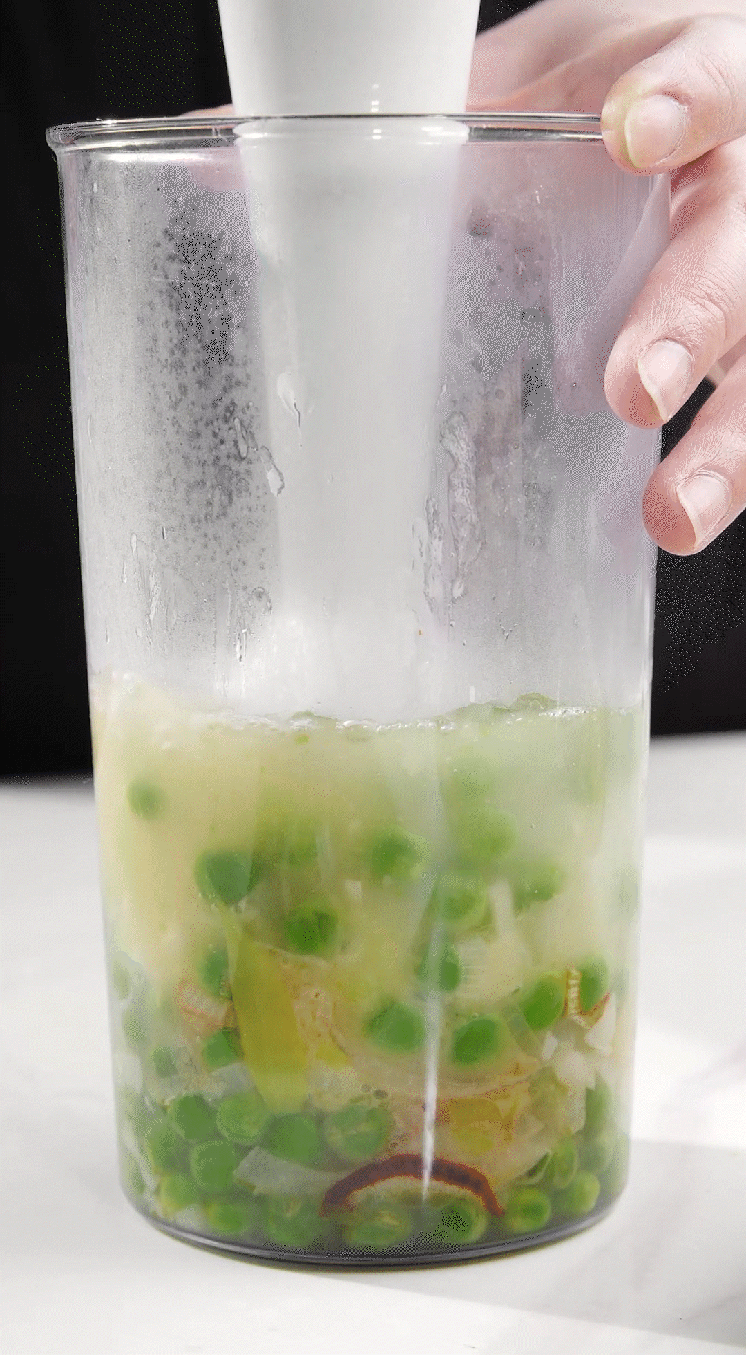 炒好的蔬菜+高湯或熱水，倒入破壁機(jī)攪打細(xì)膩絲滑即可。