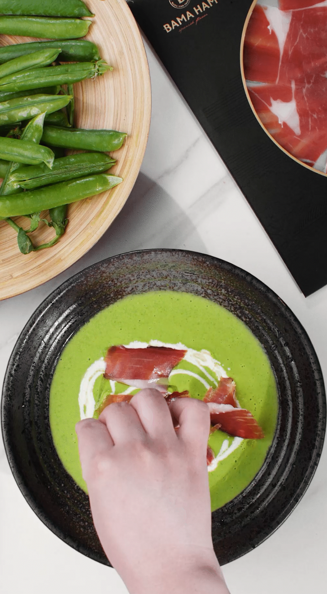 將上述擺盤的食材依個(gè)人喜好適量點(diǎn)綴即可。