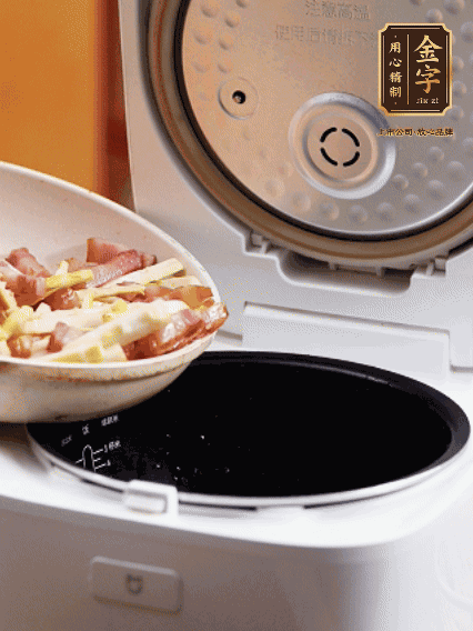 和洗凈的大米一起倒入電飯煲，攪拌均勻。水剛好沒過大米