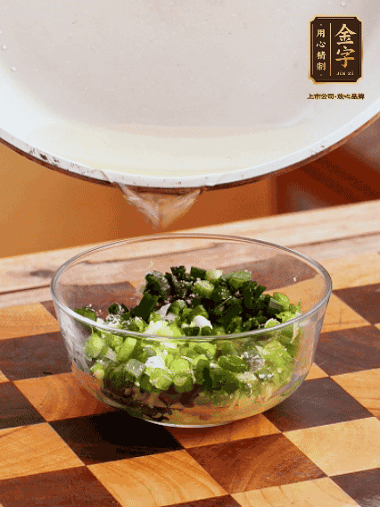 姜末、蔥末加鹽，潑熱油做成蔥姜醬