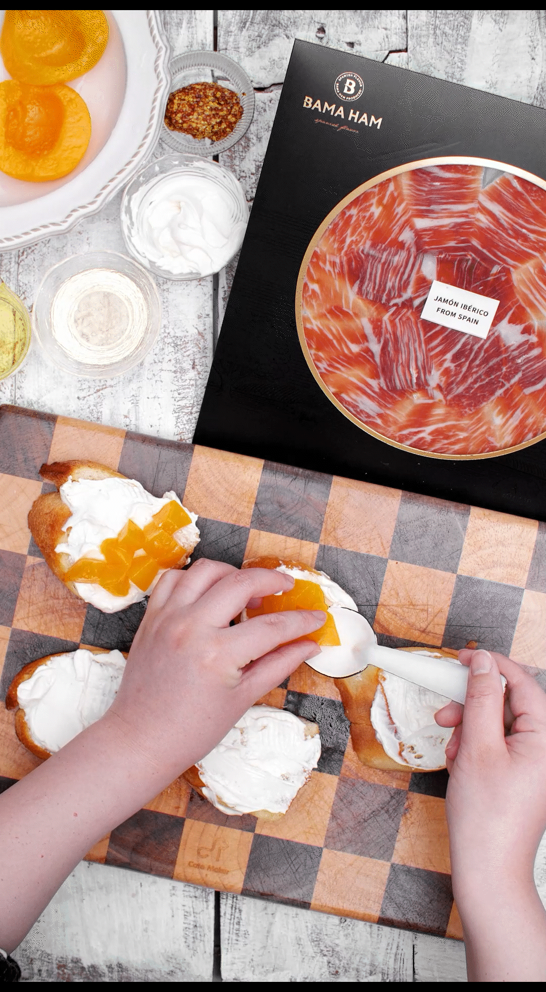 法棍涂抹奶油，放上黃桃和巴瑪火腿