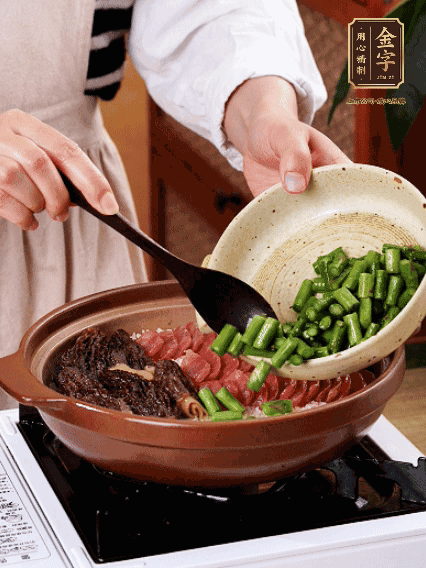 鋪上金字香腸、羊肚菌、蘆筍，蓋蓋子燜7分鐘