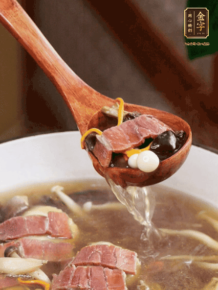 加羊肚菌、雞縱菌、蟲草花、海鮮菇、白玉菇再煮20分鐘