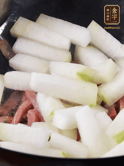 再下冬瓜微微煸炒，加一小碗水，中小火煨5分鐘