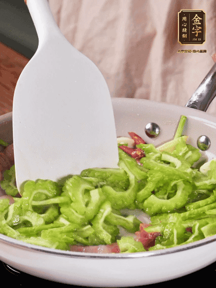 熱油，火腿、蔥姜、干辣椒煸香，再下苦瓜翻炒