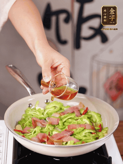 淋一圈料酒，少許糖調(diào)味