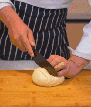 饅頭表面切出1cm左右的網(wǎng)格。