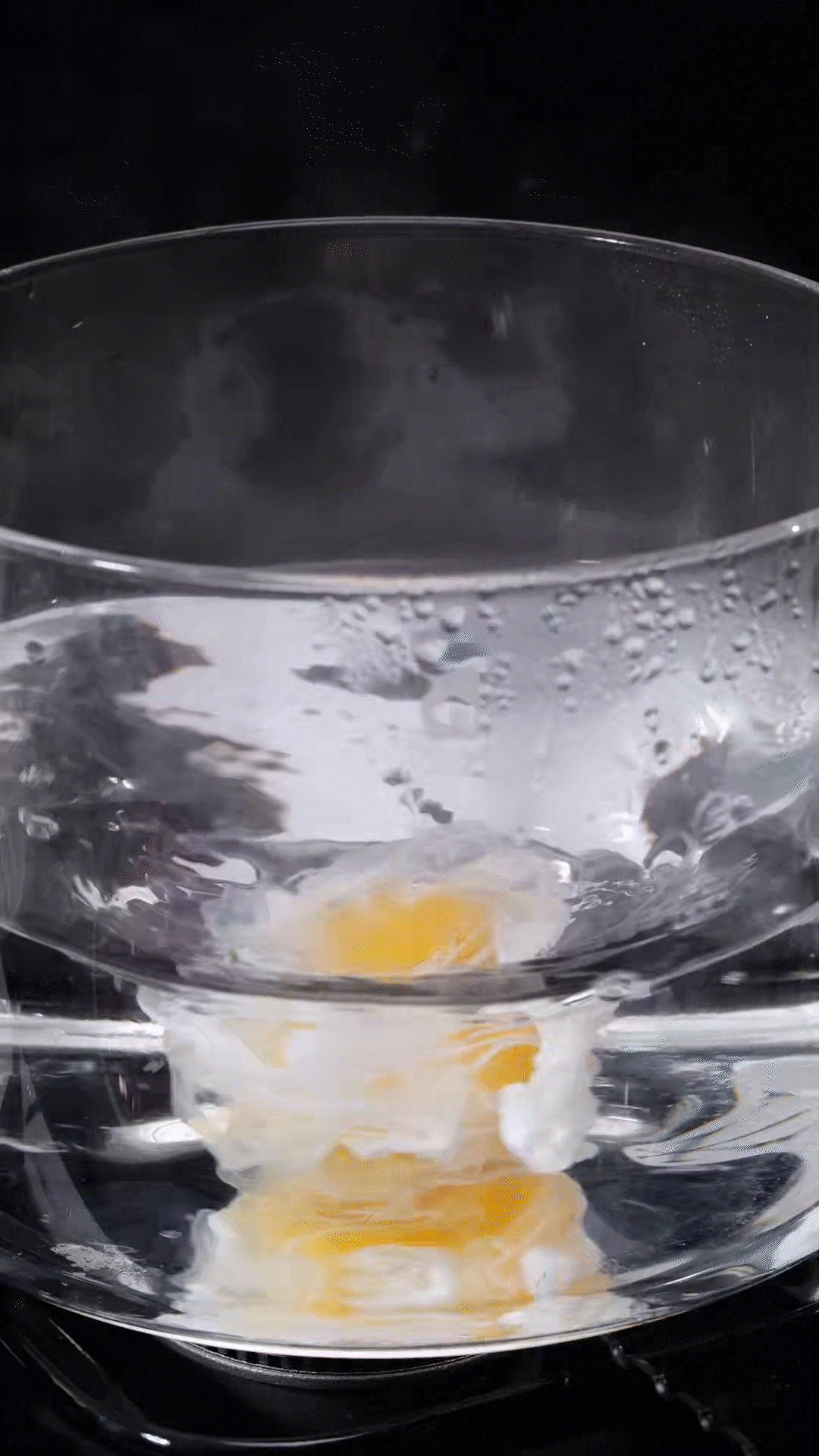 水開加入白醋和雞蛋，做成水波蛋
