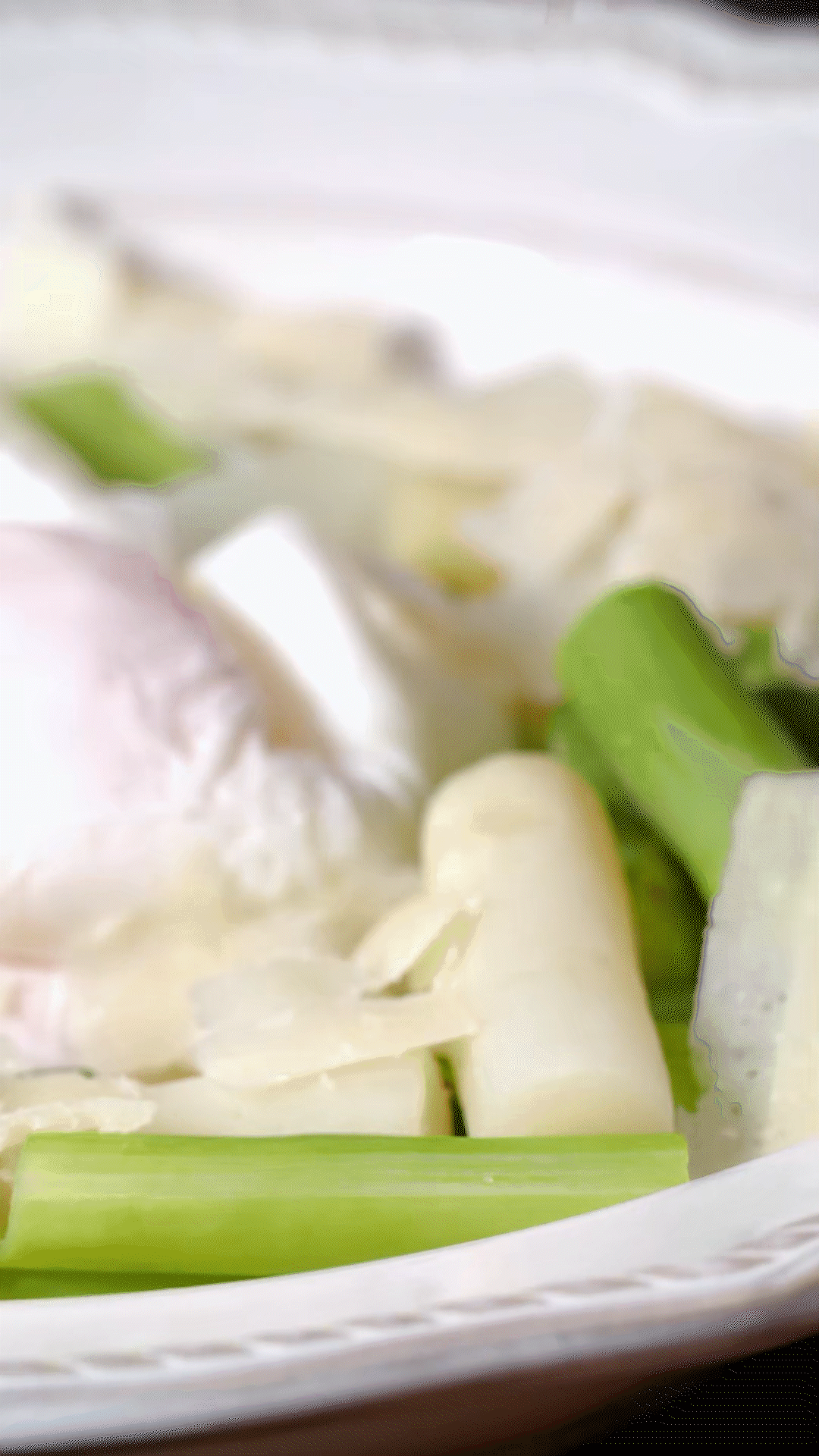 盤中放上蘆筍和雞蛋后，刨上適量干酪
