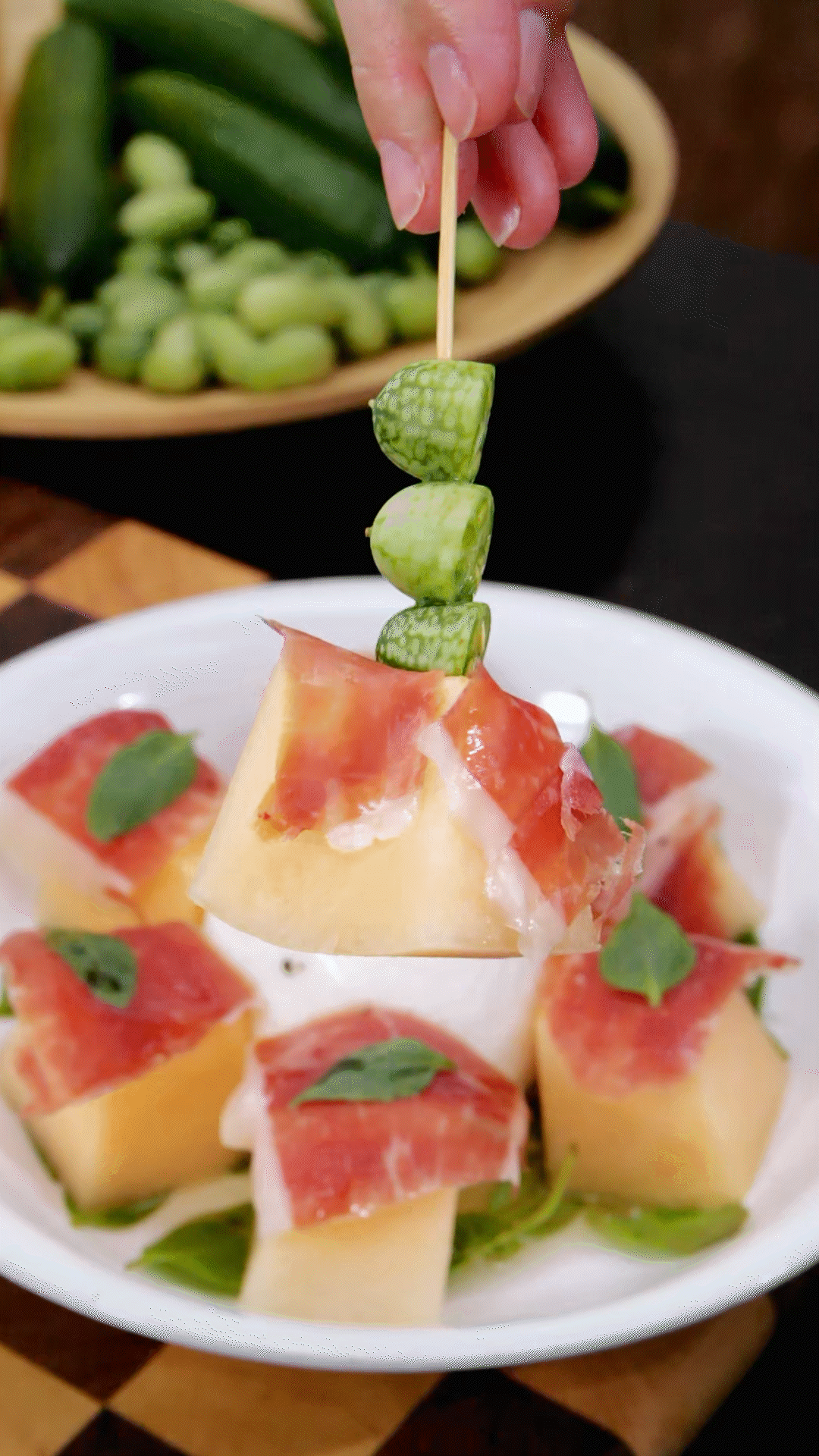 依次放上：布拉塔奶酪球、密瓜和巴瑪火腿