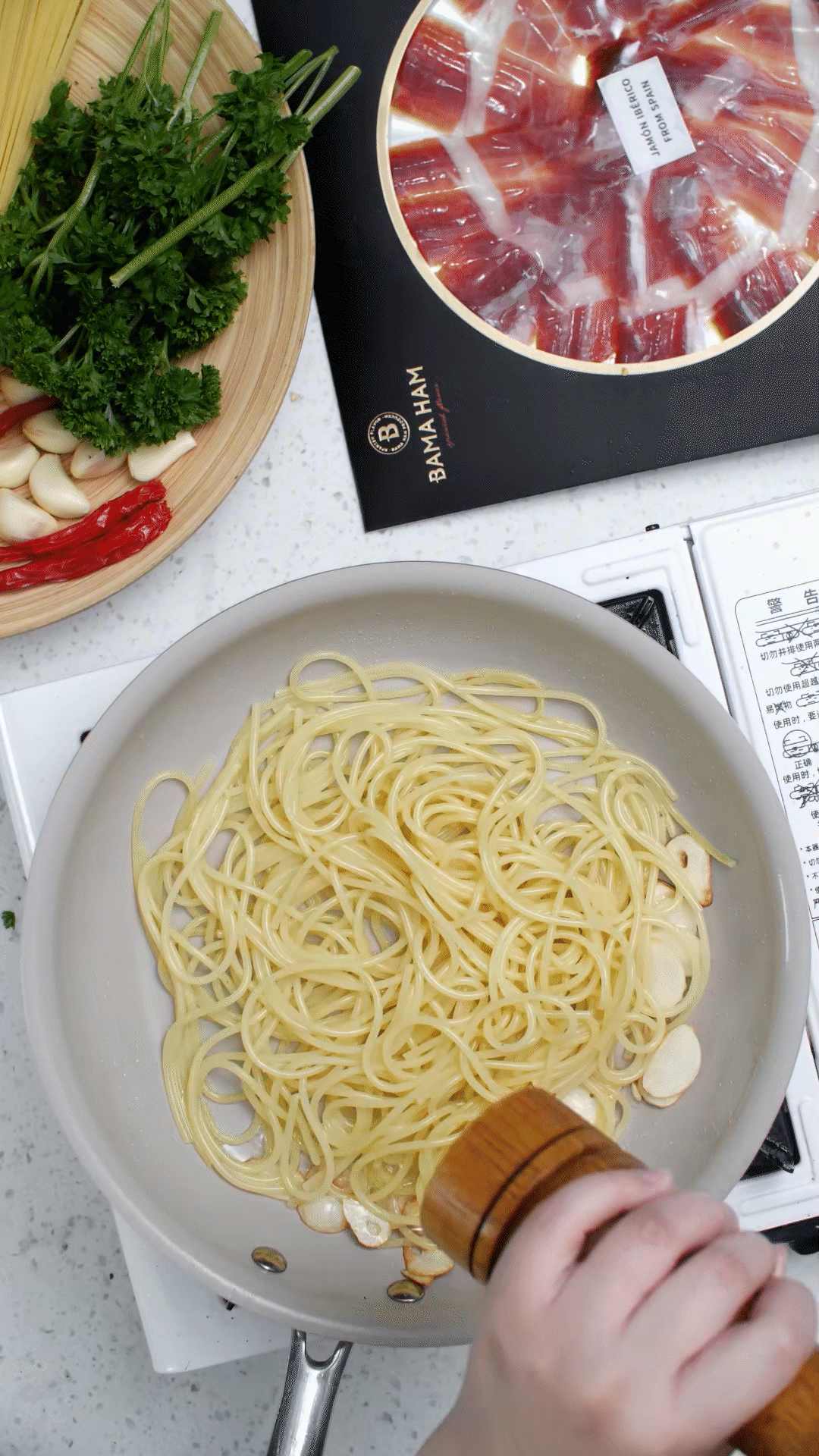 起鍋燒水，水開加入1勺橄欖油和1勺鹽，煮開后放入意面，水再次煮開后轉(zhuǎn)中小火，5號面約8-10分鐘
