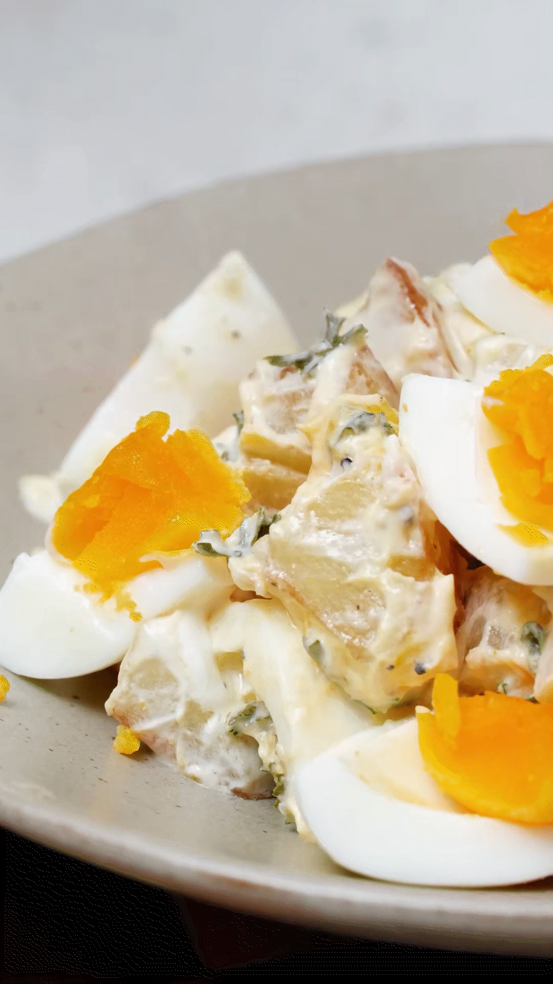 土豆塊和雞蛋加入醬汁，拌勻裝盤