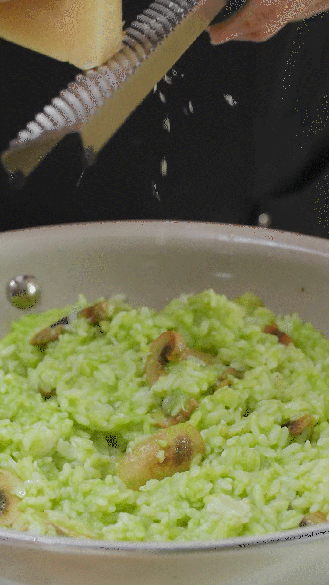 倒入豌豆泥、干酪、一塊黃油和黑胡椒海鹽調(diào)味
