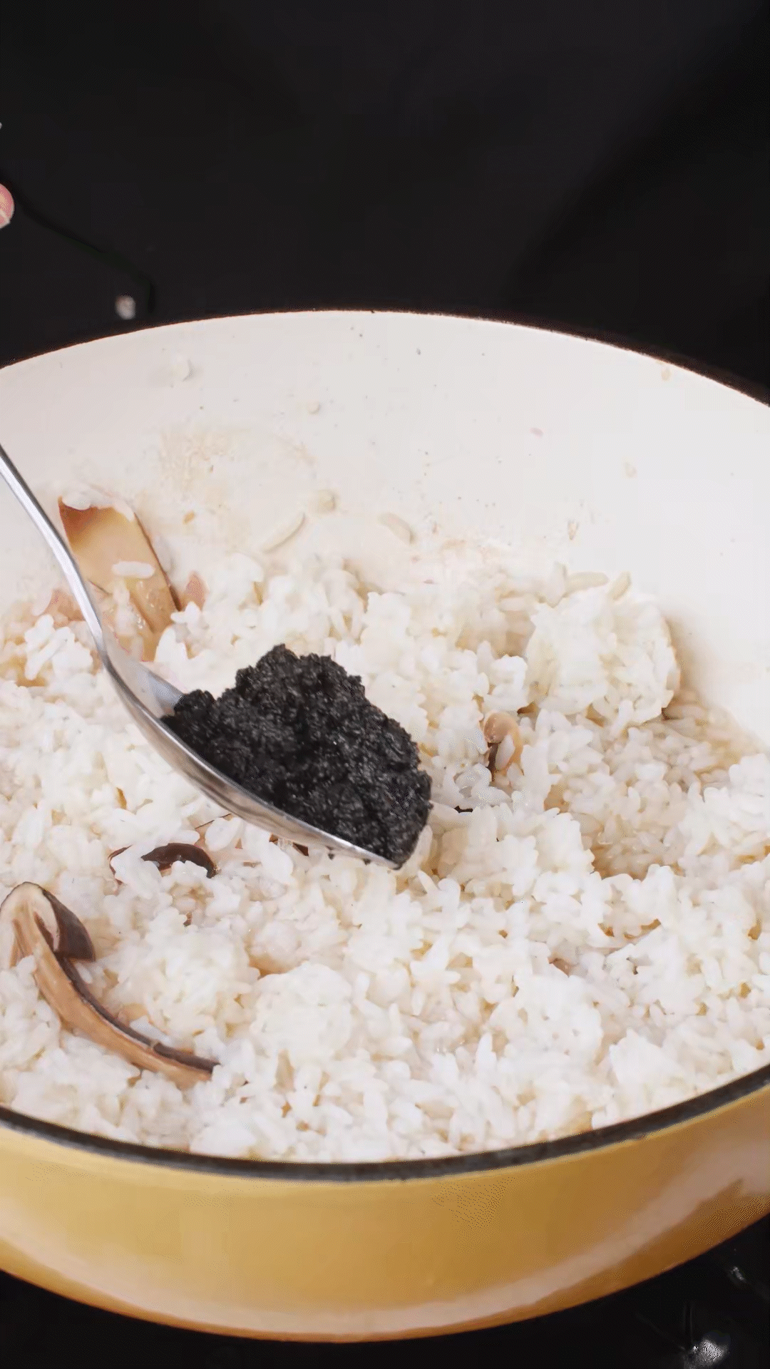 底油放入洋蔥爆香后加入黑皮雞樅菇、口蘑，用白葡萄酒增鮮
