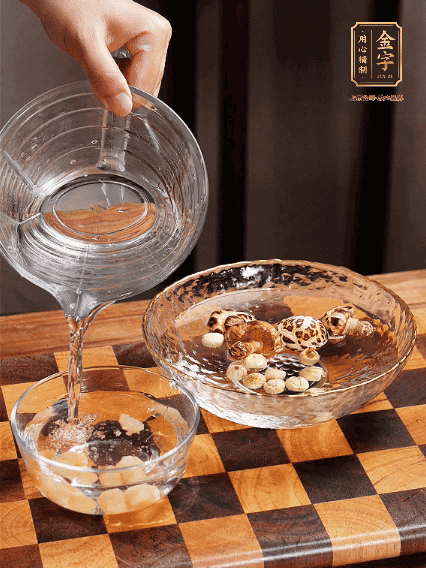 將雞肉、鮑魚、蝦仁焯水，冬菇、蓮子、干貝泡發(fā)