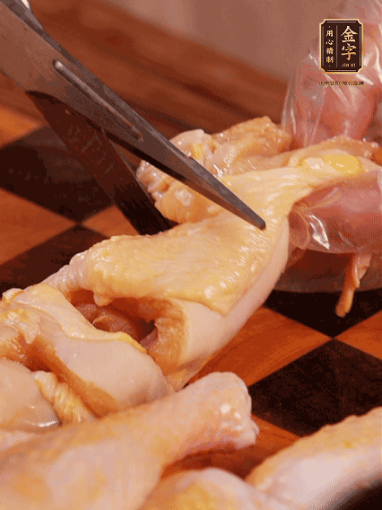 土雞處理干凈，切成大塊，加蔥姜、花雕酒、鹽腌制10分鐘