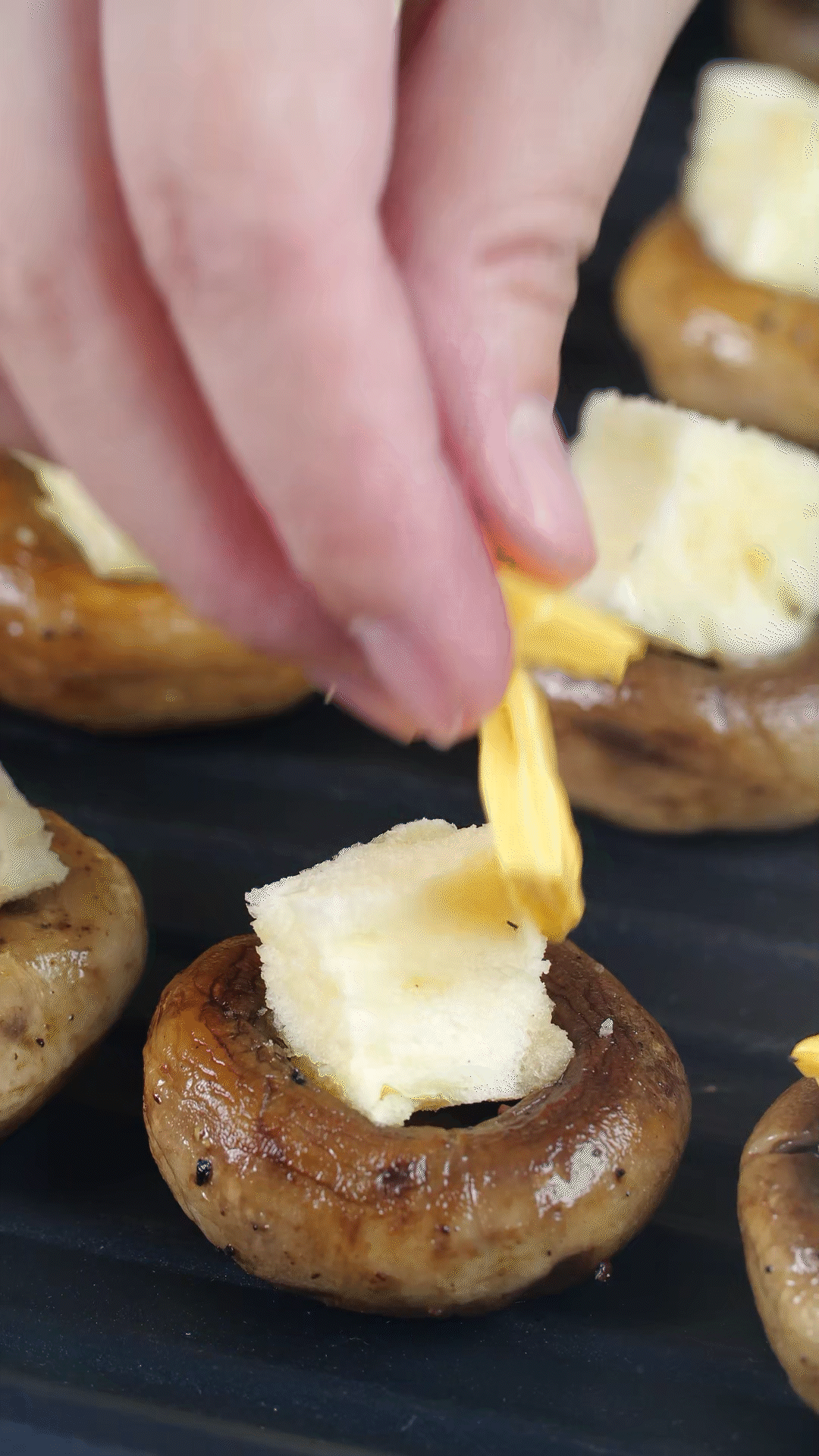 面包切小粒，放入口蘑凹處，蓋上芝士，烤箱180度烤10分鐘